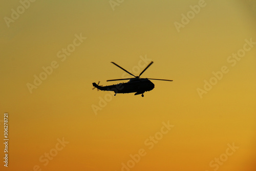 ニューヨークの夕焼け空を飛ぶヘリコプター
