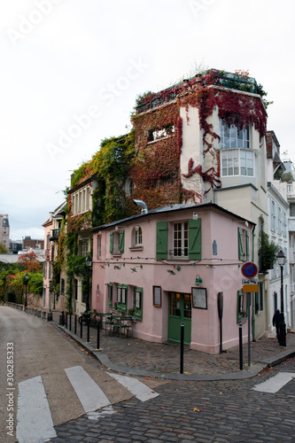 Canvas Print Old house in the streets of Montmartre in Paris