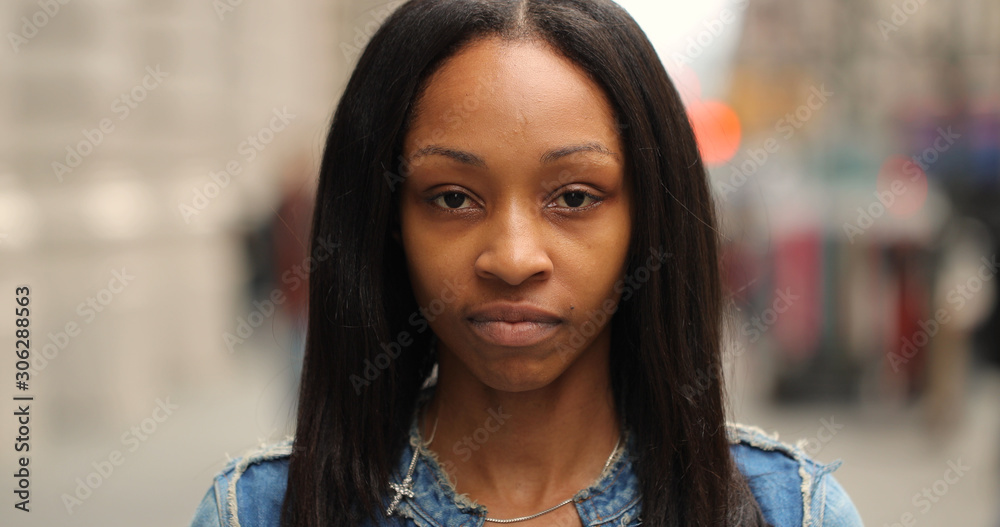Obraz premium Young black woman in city face portrait