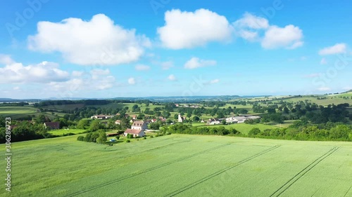 Le village de Cuncy-les-Varzy au milieu de la campagne	