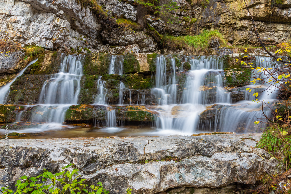 Obraz premium Kleiner Wasserfall am Torrente Boite, Venetien, Italien