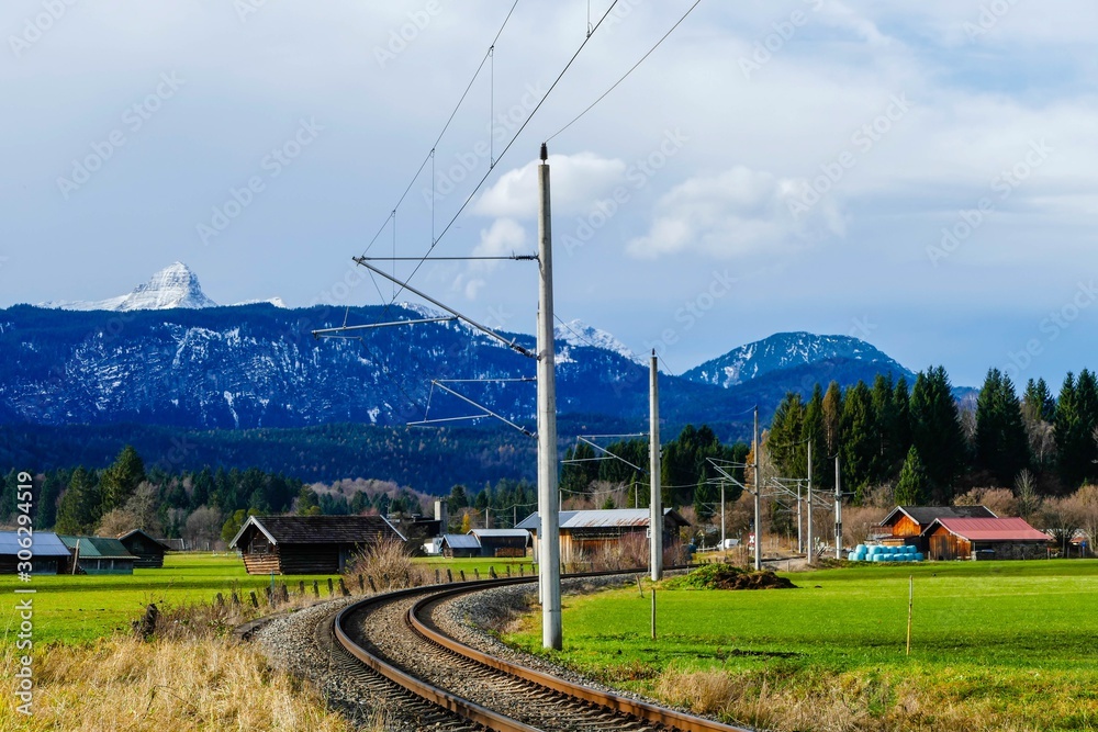 Eisenbahnstrecke durch Alpenlandschaft Bayern