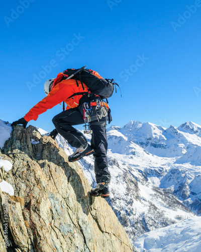 Alpinist klettert gewandt im Hochgebirge © ARochau