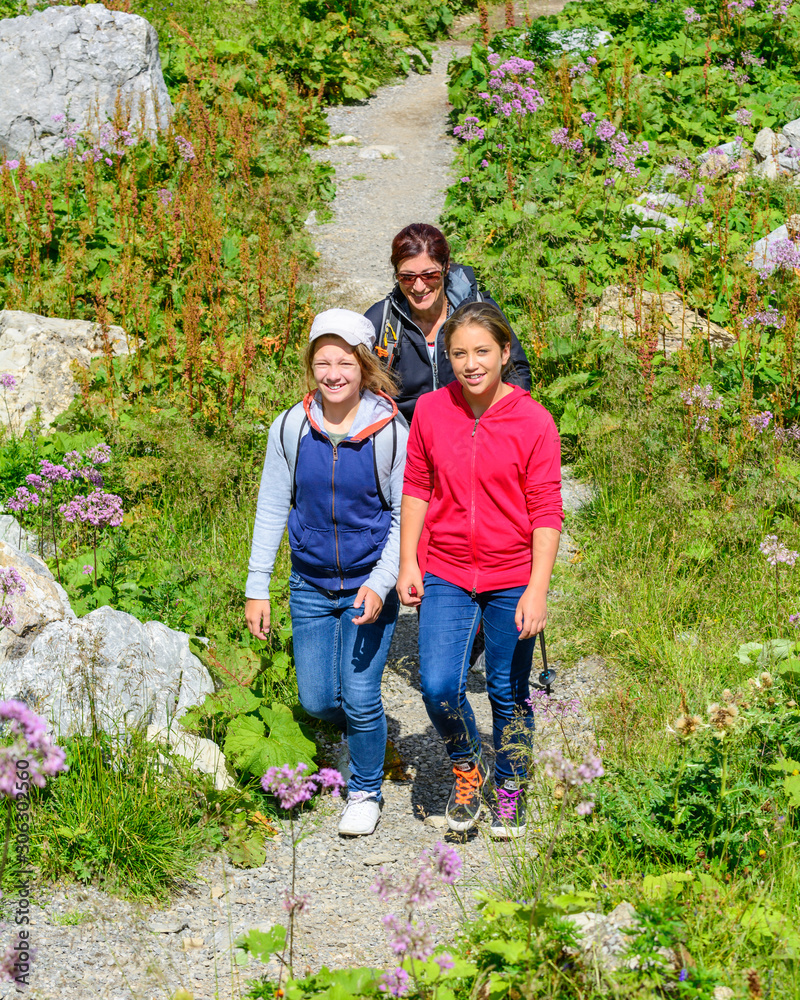 Fototapeta premium Wandern mit den Kindern im Gebirge