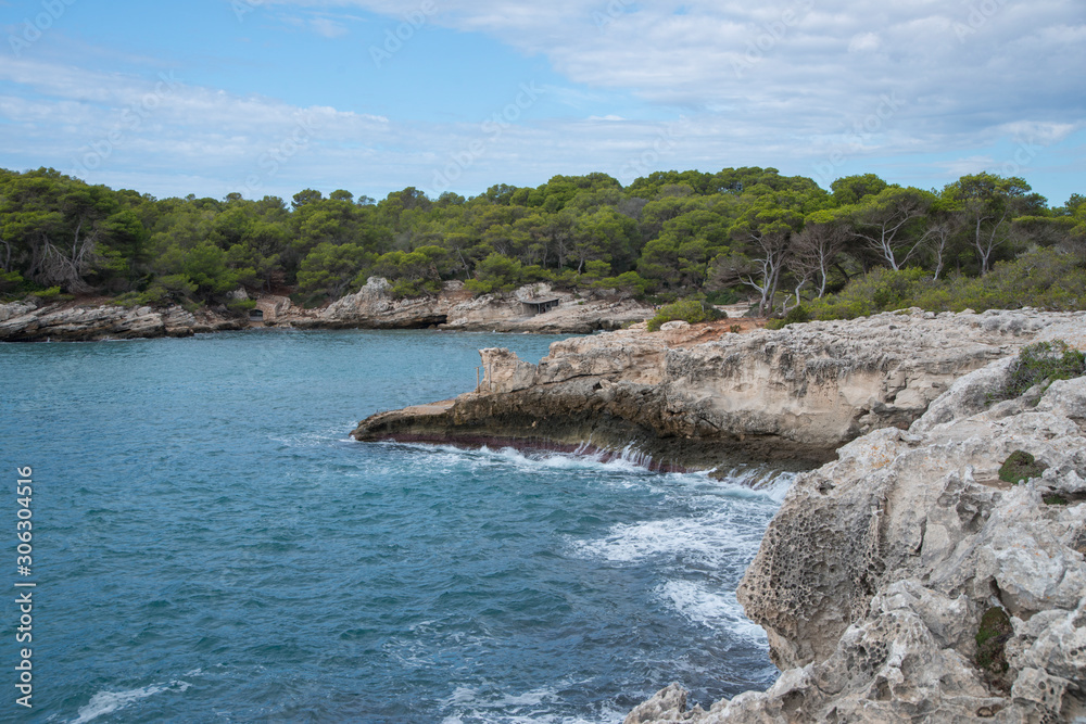 Côte rocheuse à côté de Cala en Turqueta, plage de Minorque, îles Baléares