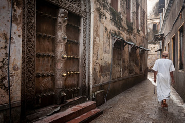 Fototapete Sansibar Mann in den Gassen von Stonetown  © SearchingForSatori