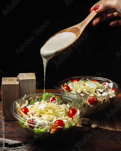 Konstfotografi caesar salad seasoned with garlic sauce