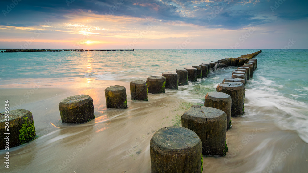 Obraz premium Sonnenuntergang am Ostsee Strand mit Buhne