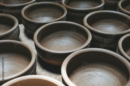 Foto Row of Brown earthenware pot. Thailand art made by hand.