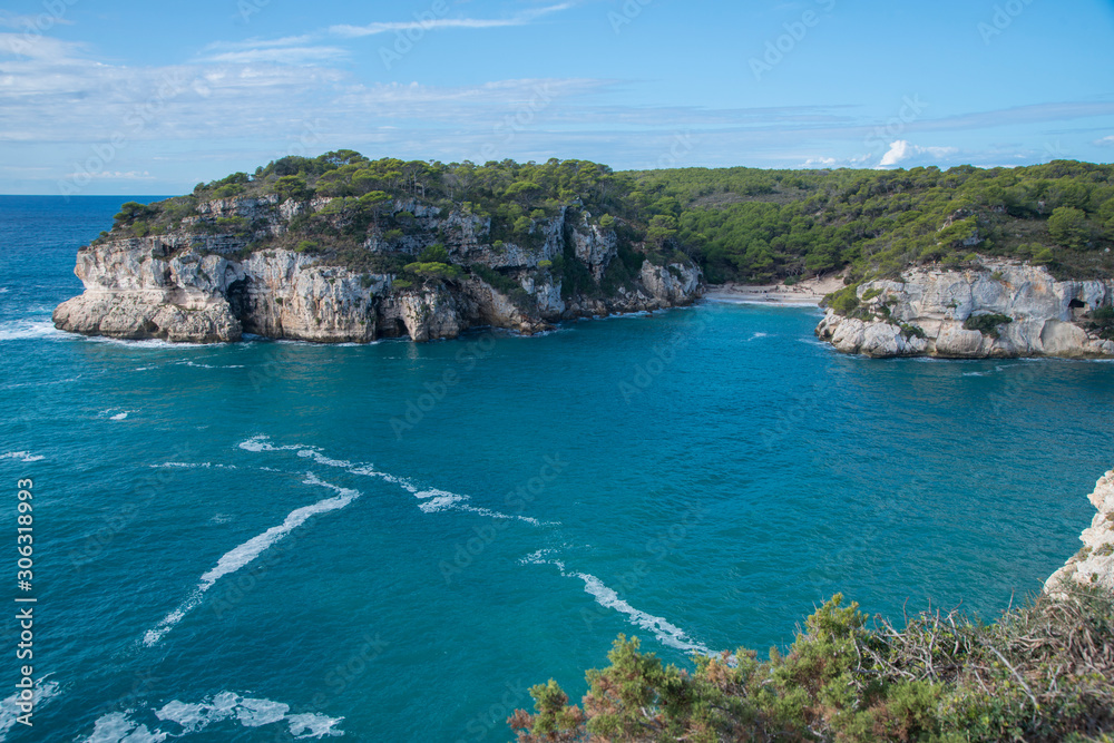 Paysage côtier et plage de Macarelleta, une des plus belles plages de Minorque, îles Baléares.
