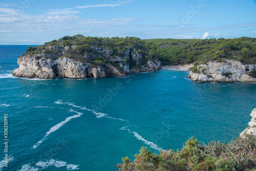 Paysage côtier et plage de Macarelleta, une des plus belles plages de Minorque, îles Baléares.