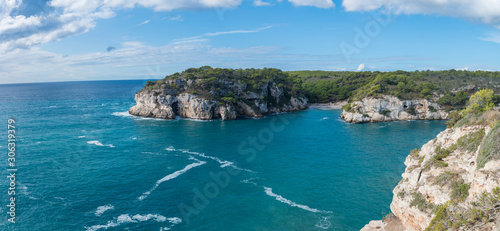 Fototapeta Naklejka Na Ścianę i Meble -  Paysage côtier et plage de Macarelleta, une des plus belles plages de Minorque, îles Baléares.