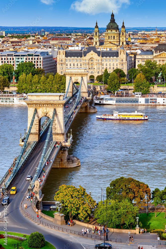 Fototapeta premium Budapeszt z Dunajem i Mostem Łańcuchowym