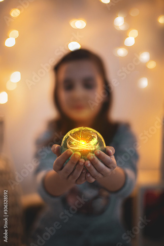 Konstfotografi Niña en navidad con bola mágica y luces por las fiestas de la natividad