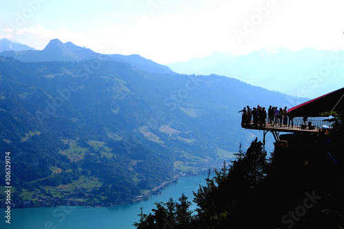 Widok na platformę widokową oraz górskie jezioro w Interlaken w Szwajcarii