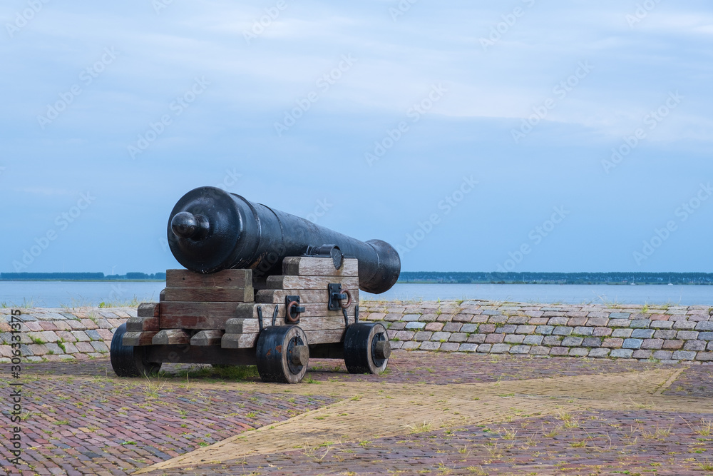 Historische Kanone im Hafen von Hellevoetsluis/Niederlande