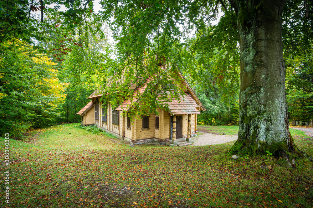 Stabkirche im Harz bei Stiege im Herbst