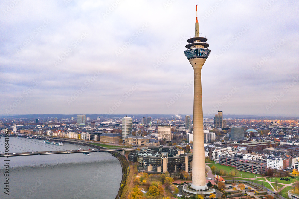 Fototapeta premium Rheinturm in Düsseldorf - Germany