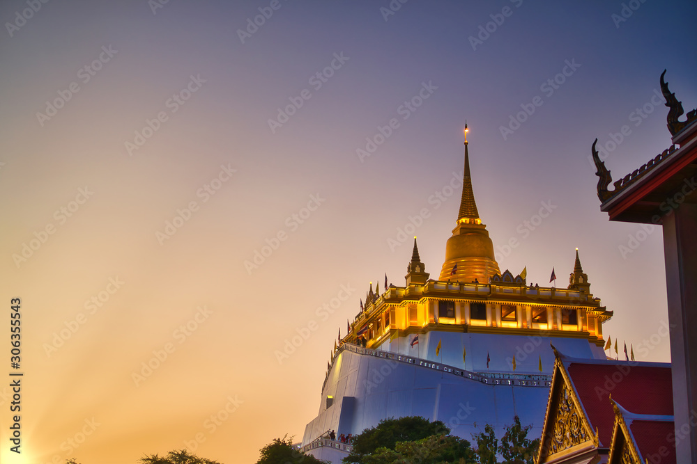 Naklejka premium pagoda at sunset in bangkok thailand
