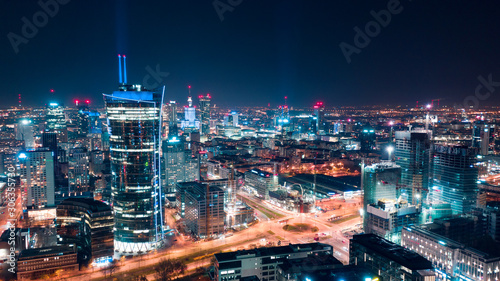 Fototapeta Widok z lotu ptaka warszawskiego centrum biznesu w nocy: wieżowce i Pałac Nauki i Kultury