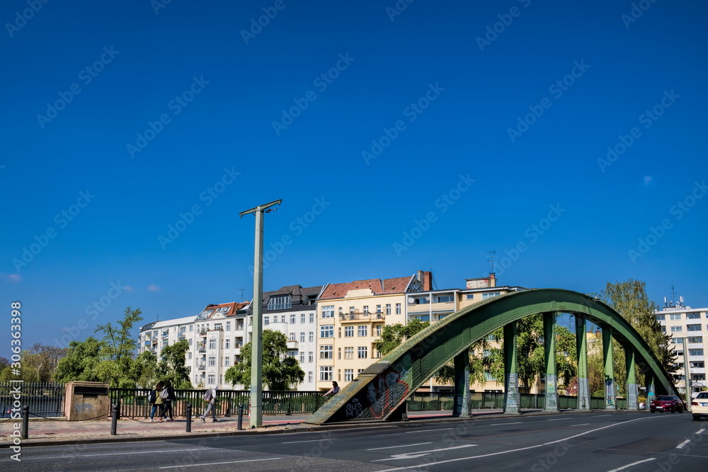 Fototapeta premium schloßbrücke mit brückenbogen in berlin charlottenburg, deutschland