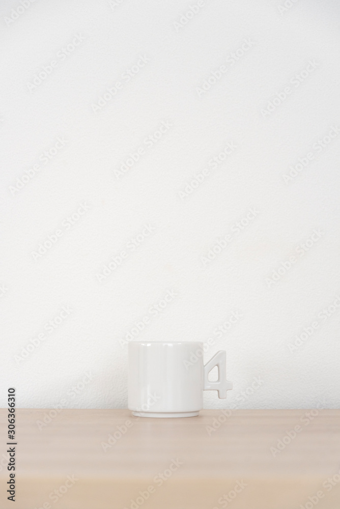 白背景の４の取手のついた白いマグカップ