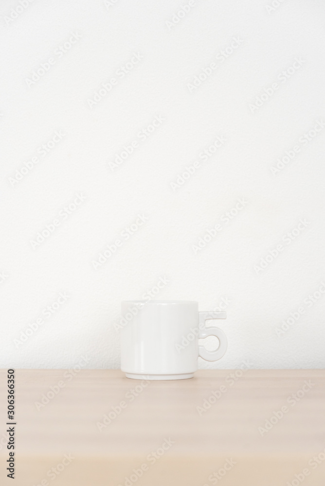 白背景のシンプルな数字の取っ手がついた白いマグカップ Foto De Stock Adobe Stock