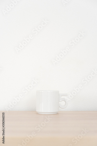 白背景のシンプルな数字の取っ手がついた白いマグカップ