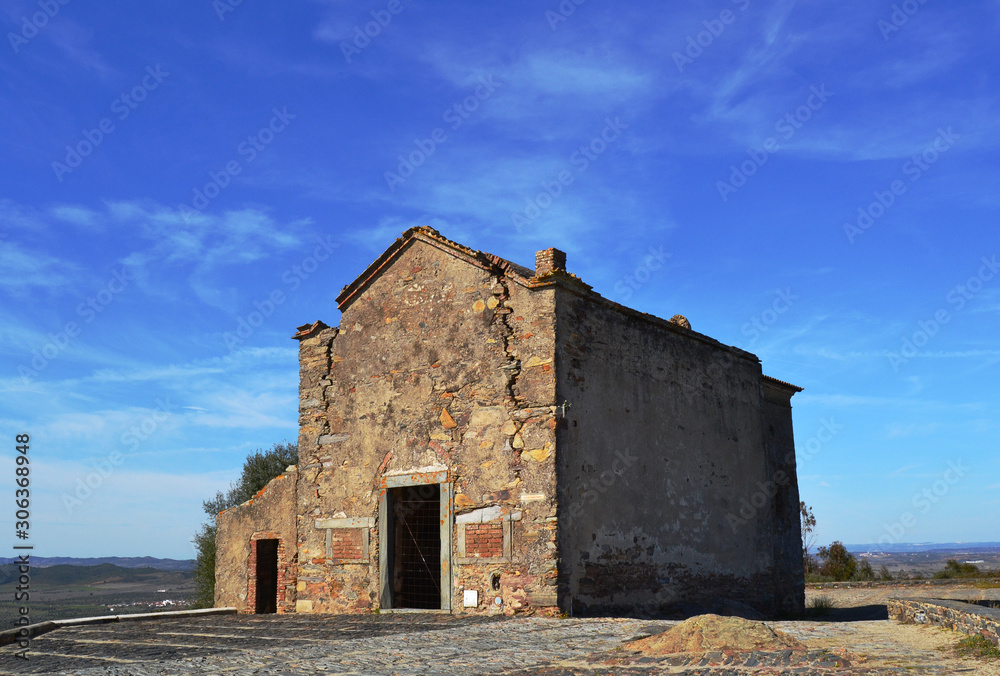Ermita abandonada y en ruinas en Monsaraz