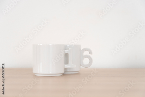 白背景の数字モチーフの白いミニマグカップ
