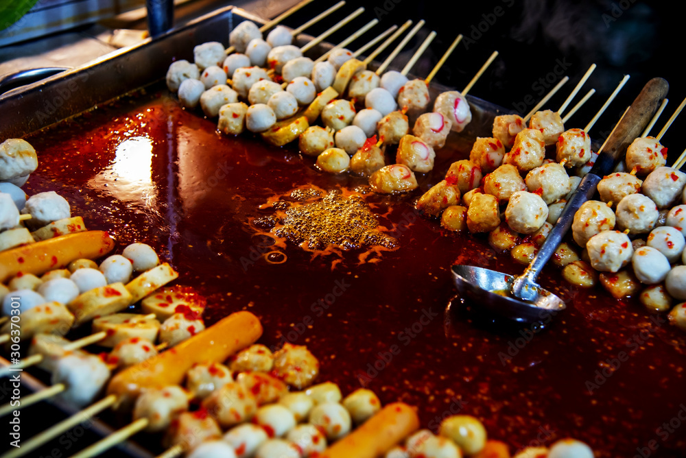 Φωτογραφία Roast pork fish balls in a hot pan, sauce eaten sweet and sold in the general ma