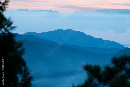 岩手県陸前高田市　朝焼けの陸前高田の山並みの景色
