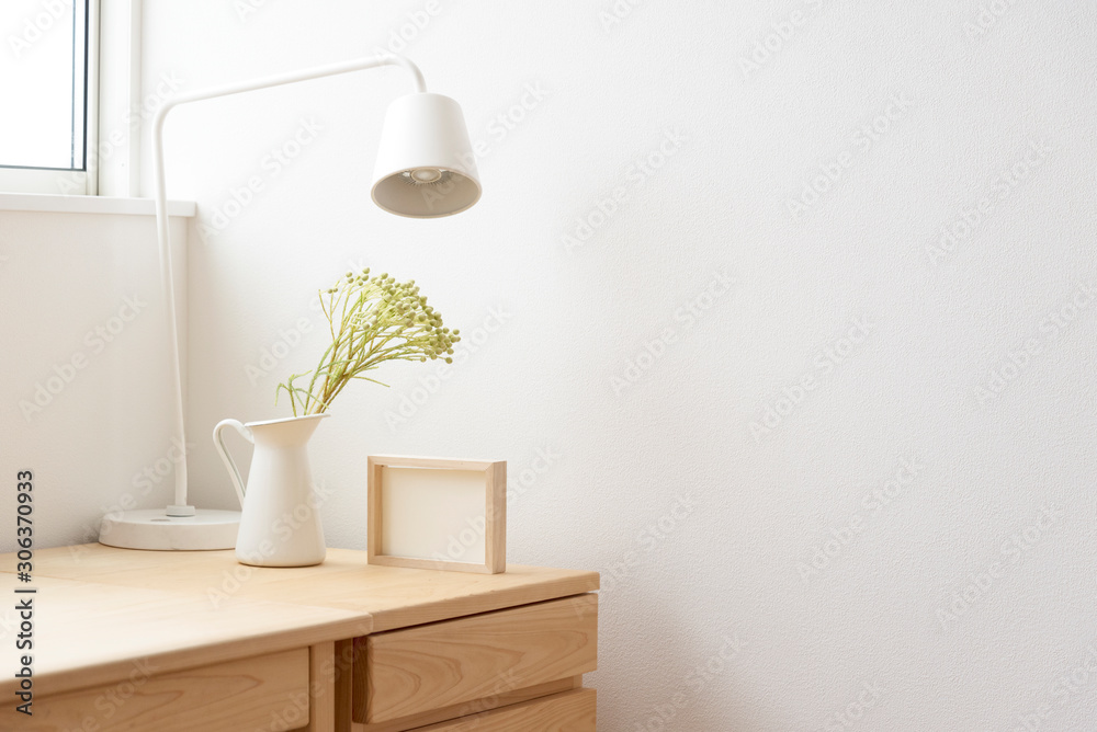 白背景 ナチュラルな雰囲気の机 インテリア 背景素材 素材 背景 白背景 コピースペース ホワイトスペース 余白 壁 空白 フレーム 写真 木製 白 葉 グリーン 部屋 ナチュラル 空間 机 グラフィック素材 Stock Photo Adobe Stock