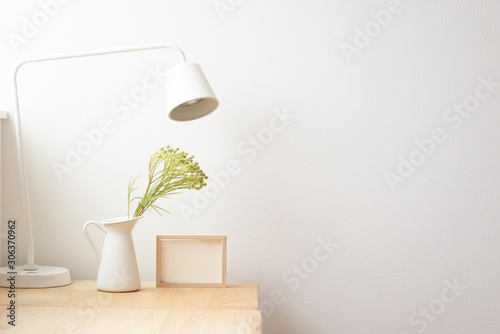 白背景　机　デスクライト　白　ナチュラル　雰囲気　机　デスク　インテリア　コピースペース　余白　文字スペース　背景　背景素材　　グラフィック素材爽やか　部屋　一人暮らし　個室　デスク　ワークスペース　ホワイト　ベージュ　自然光　朝　午前　