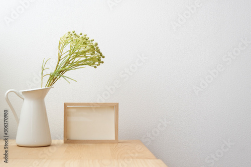 白背景　無垢材　机　写真　フレーム　観葉植物　白い壁　木製テーブル　写真立て　空白　余白　コピースペース　文字スペース　背景素材　背景　爽やか　シンプル　ナチュラル　ベージュ　ホワイト　黄緑　ライトグリーン　