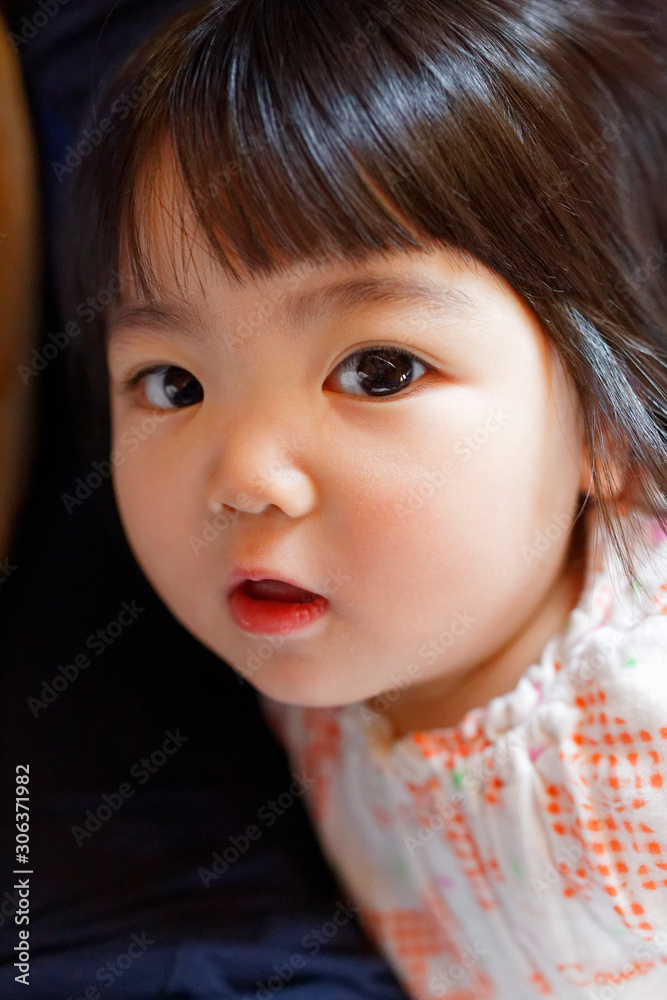 見つめる女の子 見つめる女の子