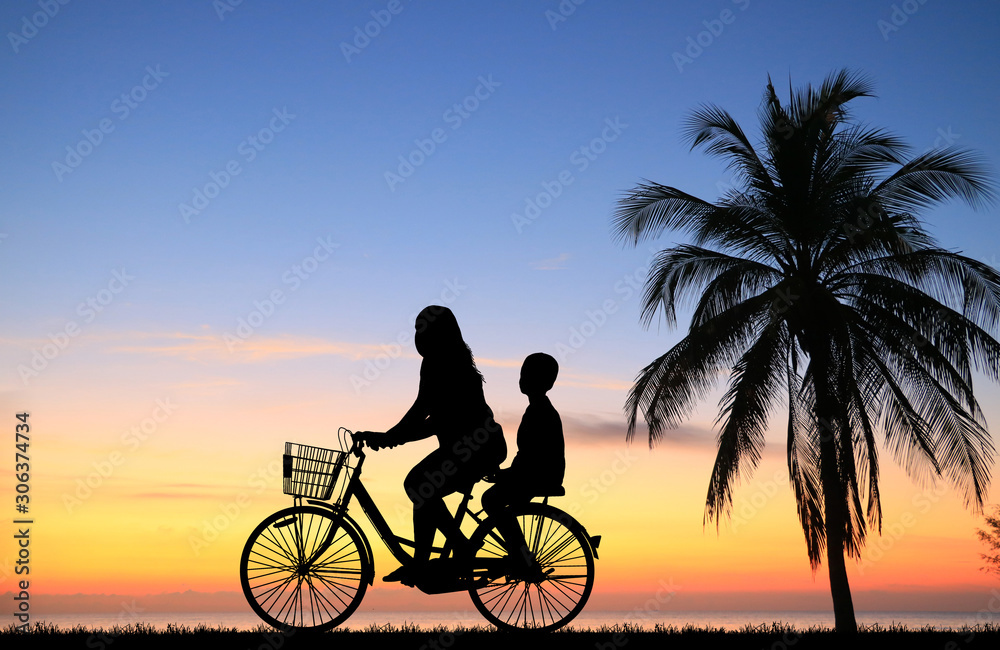 Fototapeta premium silhouette happy family ride bike on sunrise