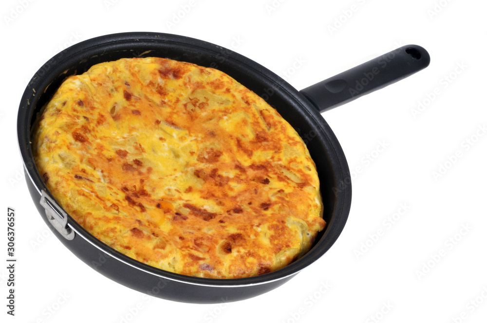 Tortilla cuite dans une poêle en gros plan sur fond blanc Tortilla cuite dans une poêle en gros plan sur fond blanc