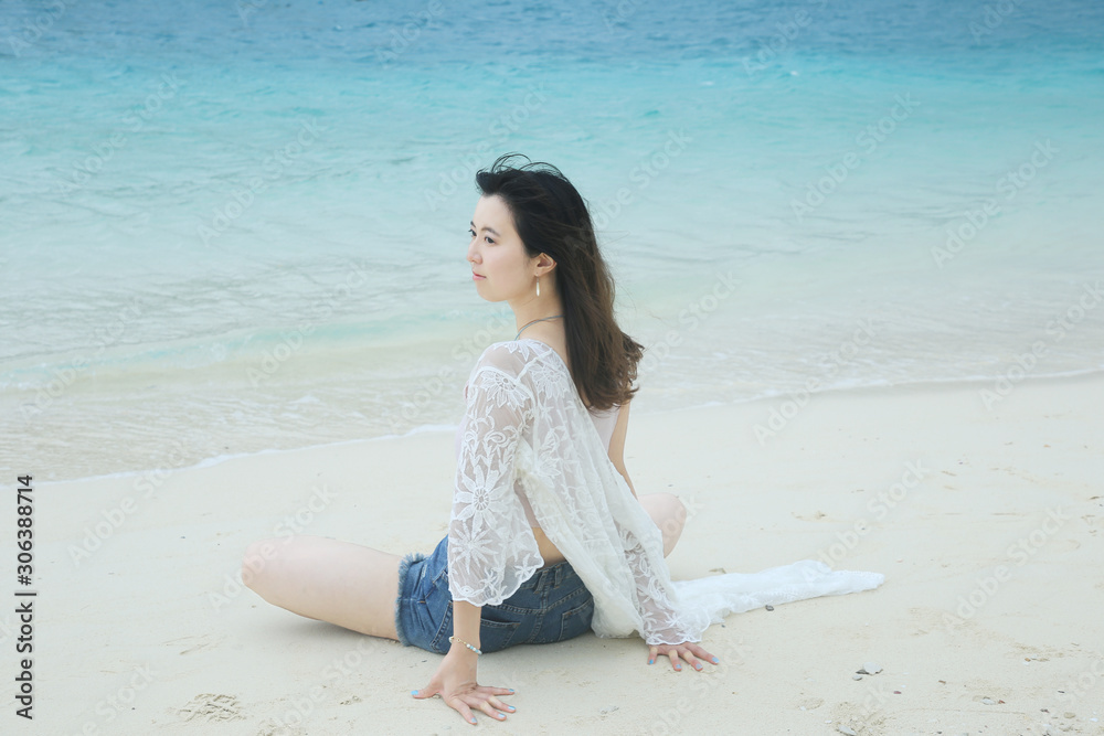 砂浜に座る女性 砂浜に座る女性