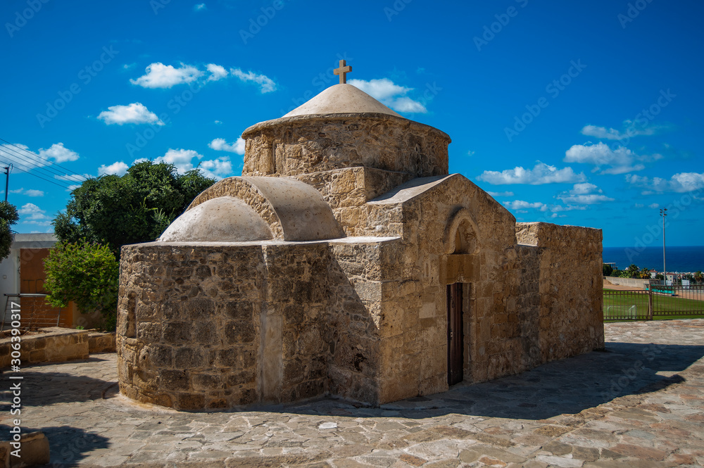 Φωτογραφία On the outskirts of the village of Chloraka is the church of St