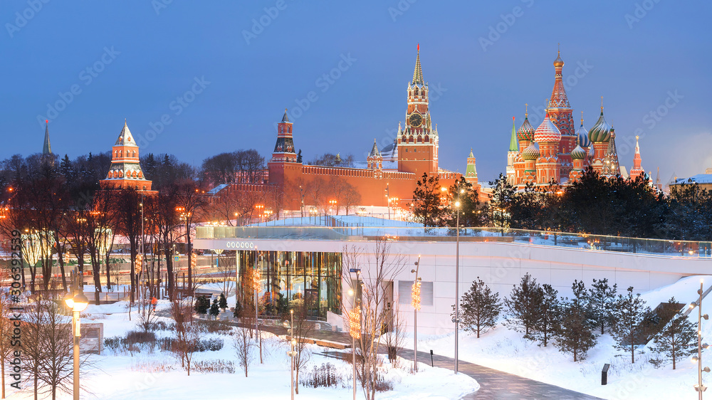Obraz premium Christmas in Moscow. Park Zaryadye, view of the Moscow Kremlin