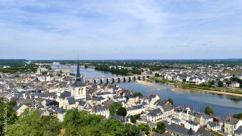 Vue panoramique de la ville de Saumur de part et d’autre de la Loire