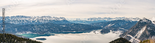 Panorama des Walchensees mit Alpen im Winter