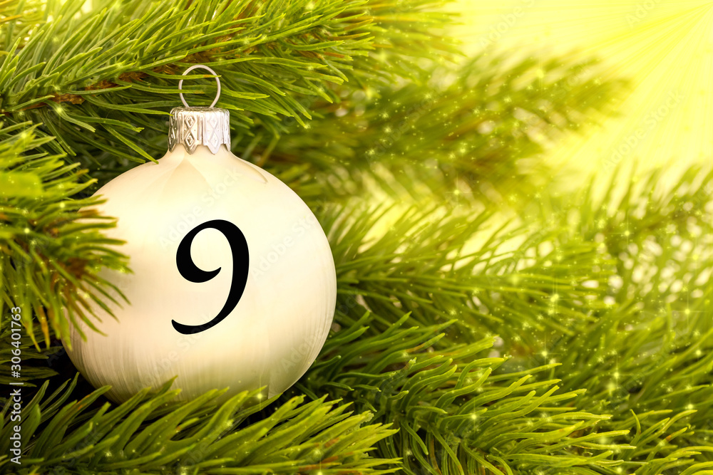 Weihnachtsschmuck (Kugel) mit einer Zahl für den Weihnachtskalender