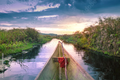 Photographie Sunset view of Mabamba Swamp from a little wooden fishing boat, Entebbe, Uganda,