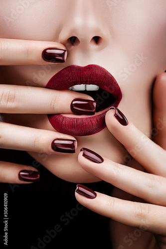 Fototapet Beauty portrait with lips and nails the color of Marsala