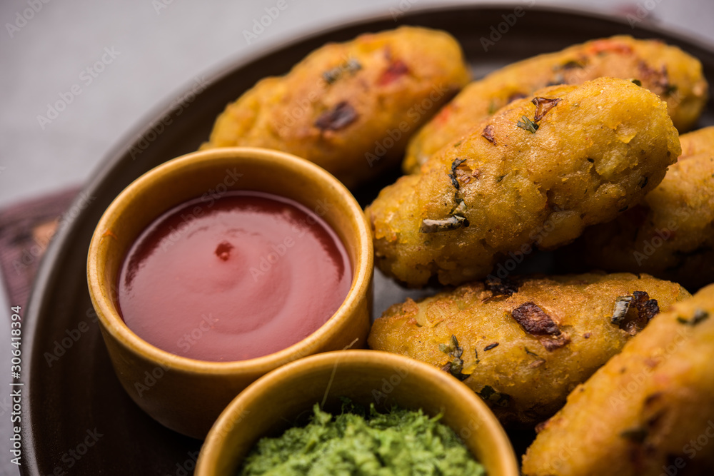 Veg Poha Roll made using flattened Rice, served with tomato ketchup and green chutney Veg Poha Roll made using flattened Rice, served with tomato ketchup and green chutney