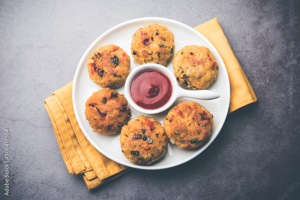 Veg Poha Cutlet or flattened Rice Patties served with tomato ketchup and green chutney Veg Poha Cutlet or flattened Rice Patties served with tomato ketchup and green chutney