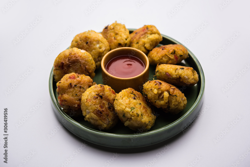 Veg Poha Cutlet or flattened Rice Patties served with tomato ketchup and green chutney Veg Poha Cutlet or flattened Rice Patties served with tomato ketchup and green chutney