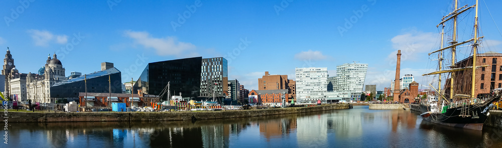 Naklejka premium Liverpool cityscape panoramic view at the Royal Albert Dock. United Kingdom.